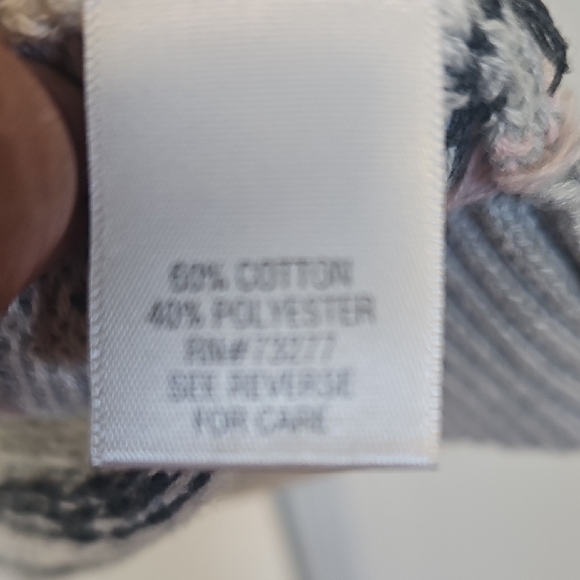 Croft & Barrow V-Neck Sweater in Gray and Pink - Picture 6 of 6